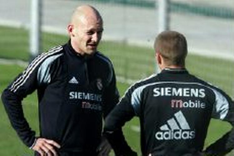 Gravesen var også i fokus dagen efter sin debut. Her snakker han lidt med en mand han forstår - engelske Michael Owen. - Foto: AP 