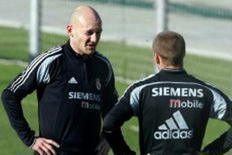 Gravesen er vågnet op til pæn kritik af indsatsen søndag aften. Her er han i samtale med Michael Owen under dagens træning. - Foto: AP 