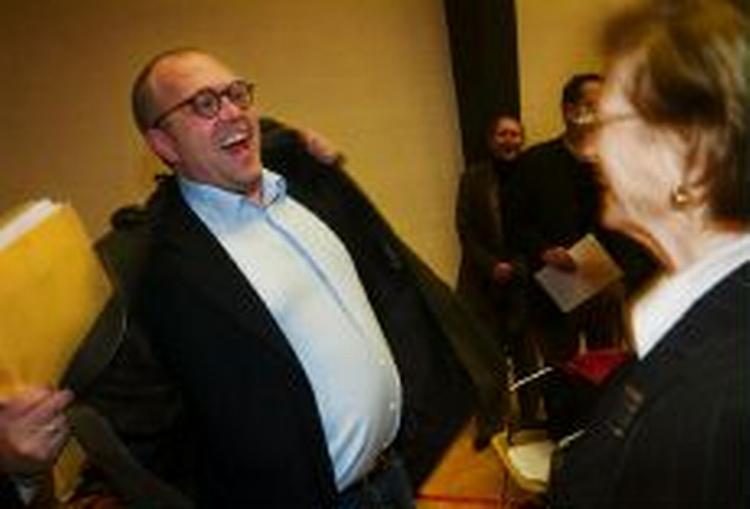 Der var god grund til Klaus Bondams høje humør, da han inden valgmødet hilste på sin modstander, den radikale sundhedsborgmester Inger Marie Bruun-Vierø. - Foto: Klaus Holsting 