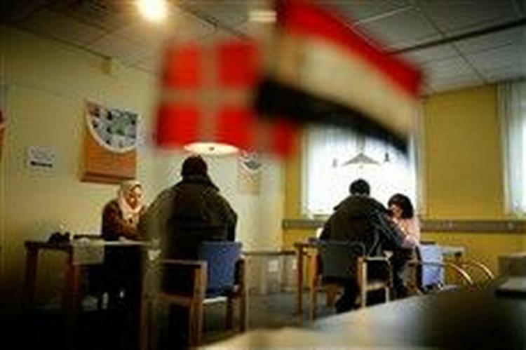 Langt flere end forventet strømmede til Tåstrup for at kunne deltage i Iraks valg 30. januar.   Foto: Jan Grarup 