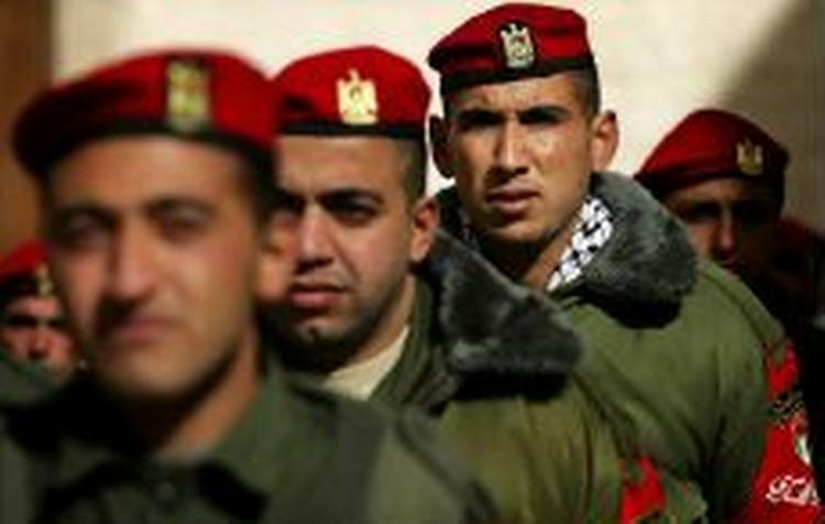 Disse sikkerhedsstyrker skal forhindre de militante gruppers angreb på Israel, siger Mahmoud Abbas. Tiden vil vise, om ordren bliver ført ud i livet. - Foto: AP 