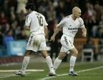 Figo går ud og Gravesen ind. Inden da havde Figo nået at skade César. - Foto: AP 