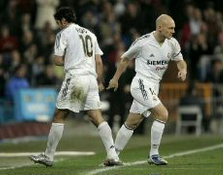 Figo går ud og Gravesen ind. Inden da havde Figo nået at skade César. - Foto: AP 