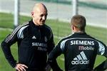 Gravesen i samtale med Michael Owen dagen efter sin debut. - Foto: AP 