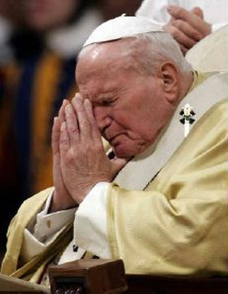 Pave John Paul II takker Gud for, at biskoppen af Mosul atter er fri. - Arkivfoto: AP 