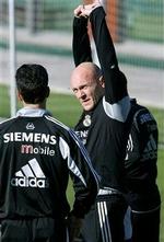 Gravesen får formentlig den første hele kamp onsdag. - Foto: AP 