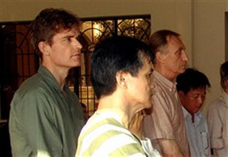 Den svindelanklagede bankmand Kim Brix Andersen (tv) har forklaret retten i Vietnam, at han blev snydt af sin forretningspartner. - Foto: Leif Larsen 