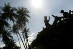 Frivillige i Aceh-provinsen leder efter lig. - Foto: AP 