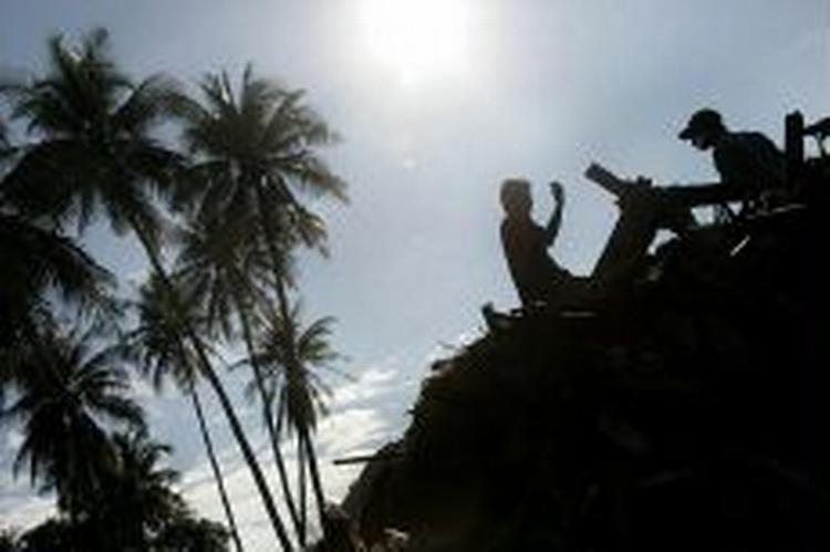 Frivillige i Aceh-provinsen leder efter lig. - Foto: AP 
