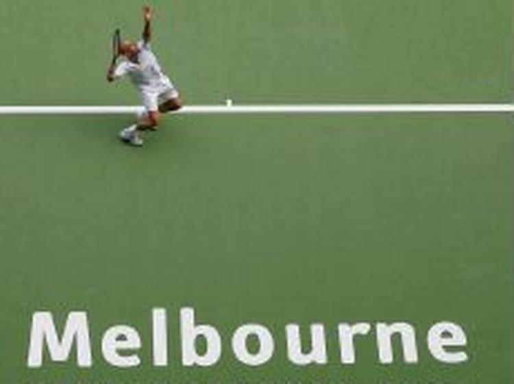Agassi server i sin anden runde kamp. - Foto: AP 