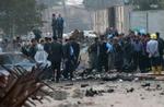 Irakere samles her til morgen ved et af de steder, hvor bombemænd slog til. - Foto: AP 