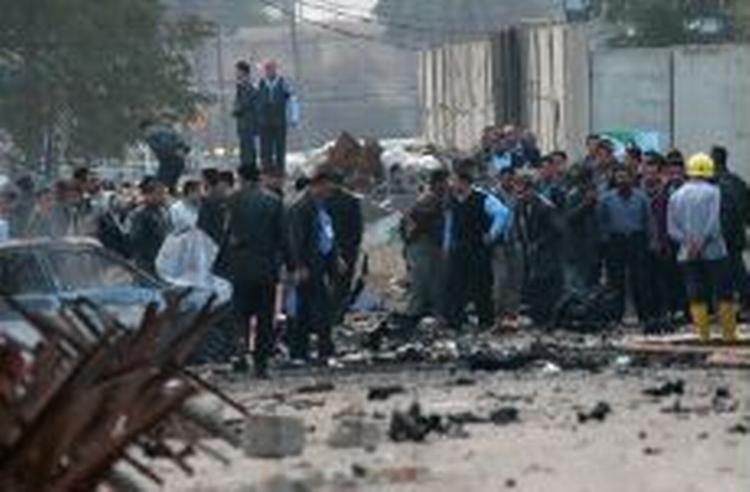 Irakere samles her til morgen ved et af de steder, hvor bombemænd slog til. - Foto: AP 