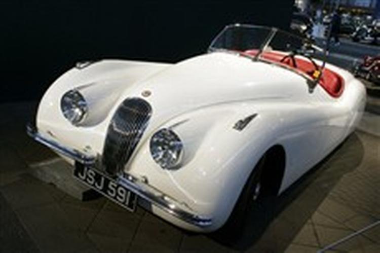 De første eksemplarer af Jaguar XK 120 blev bygget i aluminium, men da efterspørgslen steg, måtte man skifte til stål. - Foto: Jan Grarup 