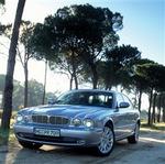 Jaguar XJ8 er et gennemført luksuslimousine, der også er en fornøjelse. - Foto: Jaguar 
