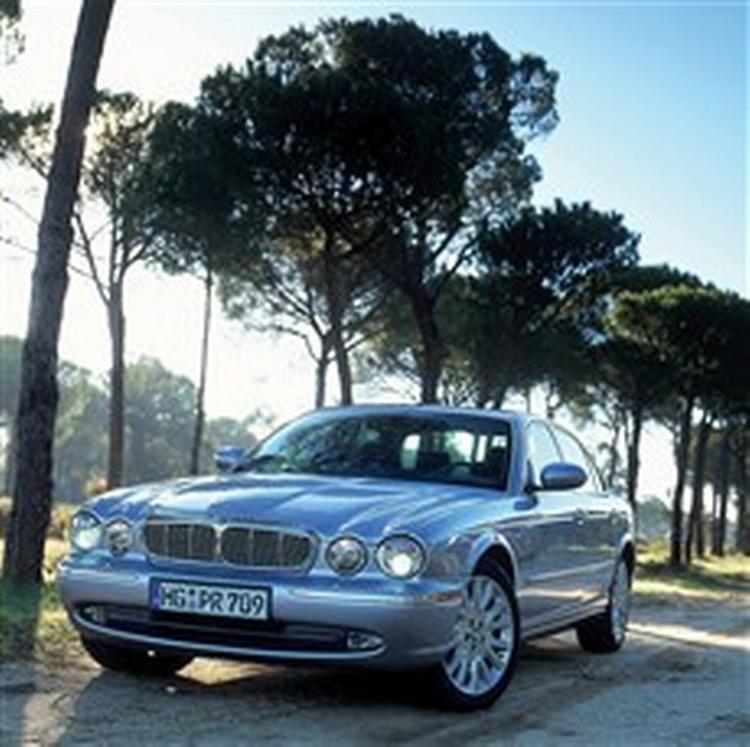 Jaguar XJ8 er et gennemført luksuslimousine, der også er en fornøjelse. - Foto: Jaguar 