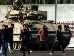 Irakere foran en amerikansk kampvogn. - Foto: AP 