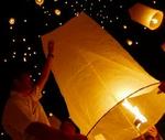 Lanterner sendes til vejrs til minde om ofrene for flodbølgerne ved en ceremoni i det sydlige Thailand. - Foto: AP 