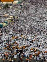 Op mod to mio. pilgrimme er i disse dage i Mekka. Herhjeme er mange muslimer i gang med at forberede festen i morgen. - Foto: AP 