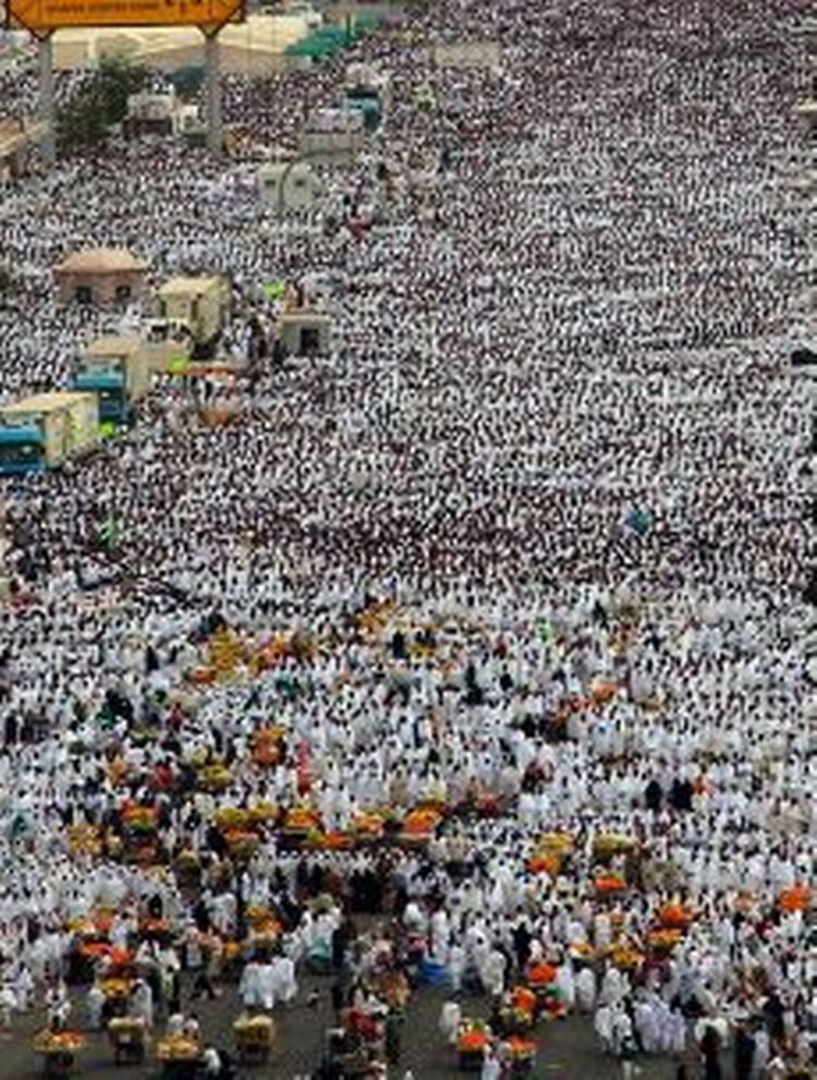 Op mod to mio. pilgrimme er i disse dage i Mekka. Herhjeme er mange muslimer i gang med at forberede festen i morgen. - Foto: AP 