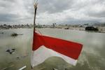 Et indonesisk flag i den flodbølgeramte provins Aceh. - Foto: AP 