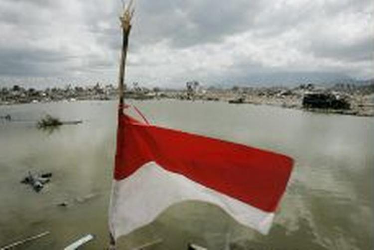 Et indonesisk flag i den flodbølgeramte provins Aceh. - Foto: AP 