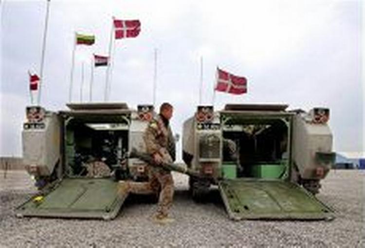 Ingen danske soldater meldes såret ved eftermiddagens selvmordsangreb. - Foto: Henning Bagger 