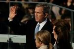 Den amerikanske præsident Bush aflægger ed ved torsdagens ceremoni i Washington. - Foto: AP 
