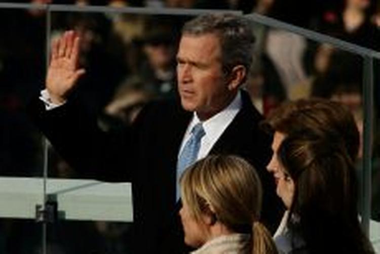 Den amerikanske præsident Bush aflægger ed ved torsdagens ceremoni i Washington. - Foto: AP 