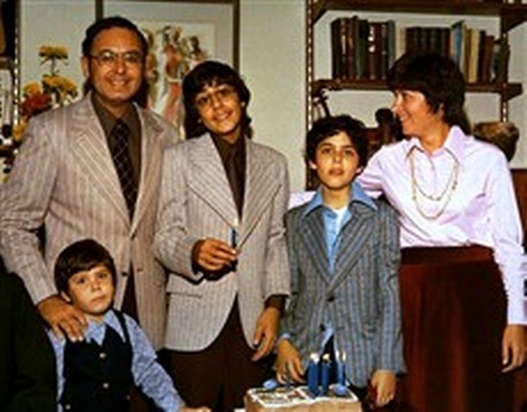 Bag denne tilforladelige familiefacade foregik der de mest uhyrlige ting og sager hos familien Friedman. Faderens og sønnens forbrydelser er så rædselsvækkende, at man næsten ikke kan tro det. - PR-foto 