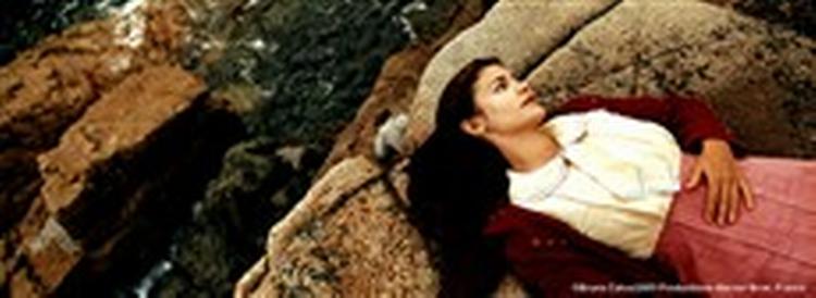 'En lang forlovelse' er den til dato dyreste franske film. Men Jean-Pierre Jeunet har formået at skabe stor skønhed for millionerne med Audrey 'Amélie' Tautous mørke øjne som visuelt centrum. - PR-foto: Sandrew-Metronome 