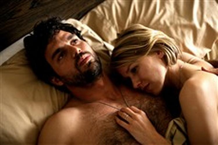 Mark Ruffalo og Naomi Watts krøller lagner sammen i John Currans ægteskabsdrama 'We Don't Live Here Anymore', og det er endskønt de ikke burde, hvorfor de forståeligt nok er en kende nedslåede efter akten. - PR-foto: Angel 