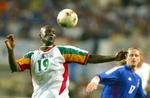 Petit i blåt i aktion under VM 2002, hvor Frankrig blev slået ud af gruppespillet af blandt andet Danmark. - Foto: AP 