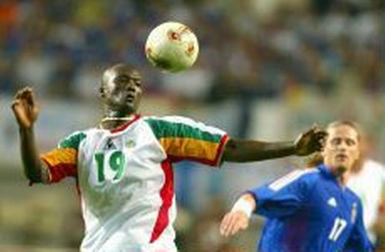 Petit i blåt i aktion under VM 2002, hvor Frankrig blev slået ud af gruppespillet af blandt andet Danmark. - Foto: AP 