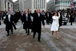 Præsident George W. Bush og fru Laura Bush under indsættelsesparaden foran Det Hvide Hus. - Foto: AP 