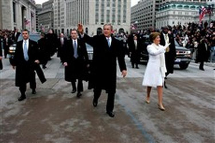Præsident George W. Bush og fru Laura Bush under indsættelsesparaden foran Det Hvide Hus. - Foto: AP 