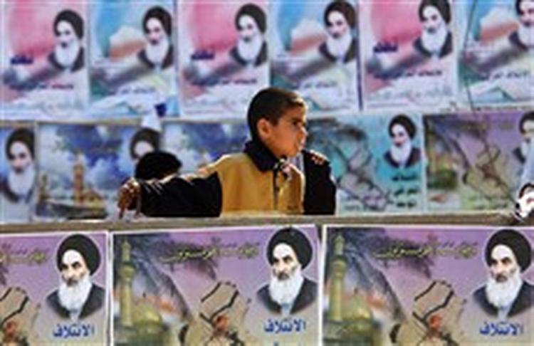 Det skorter ikke på gode tilbud fra ayatollah al-Sistani til den unge gadesælger i Bagdad. Men også verdslige partier som kommunisterne deltager i valgkampen, som mange og især de unge sunnimuslimer forholder sig meget skeptisk til 