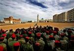 Palæstinensisk politi får de sidste instruktioner før udstationering ved grænsen til Israel.   Foto: Lefteris Pitarakis/AP 