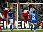 Pizarro (rød, tv) scorer forårssæsonens første mål for Bayern. - Foto: AP 