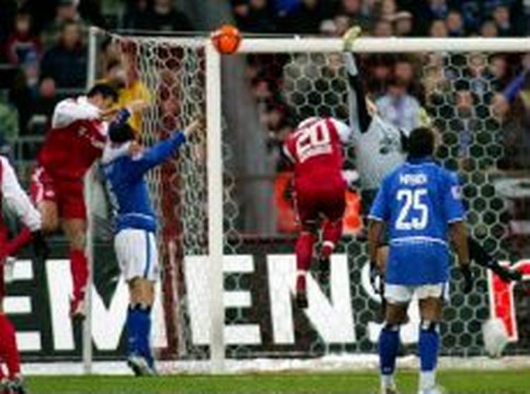 Pizarro (rød, tv) scorer forårssæsonens første mål for Bayern. - Foto: AP 