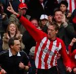 Southamptons Peter Crouch kan fejre sit mål til 2-0, der sikrede holdet en sjælden sejr. - Foto: AP 
