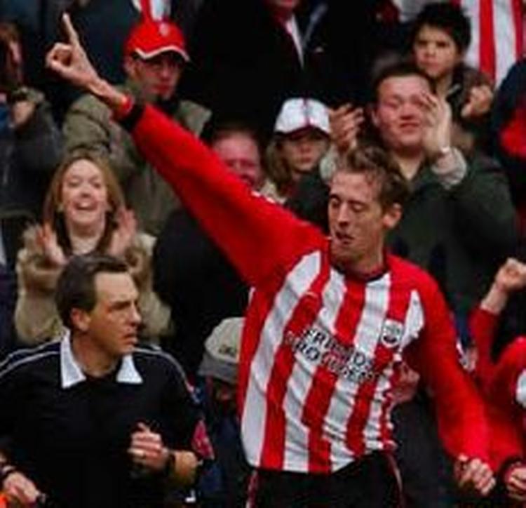 Southamptons Peter Crouch kan fejre sit mål til 2-0, der sikrede holdet en sjælden sejr. - Foto: AP 