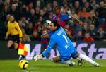 Samuel Eto'o fra Cameroun sparker bolden mellem benene på Santanders keeper og bringer Barcelona på sejrskurs med sit sæsonmål nr. 15. - Foto: AP 