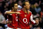 Mathieu Flamini (tv.) jubler sammen med den erfarne målscorer Dennis Bergkamp. - Foto: AP 
