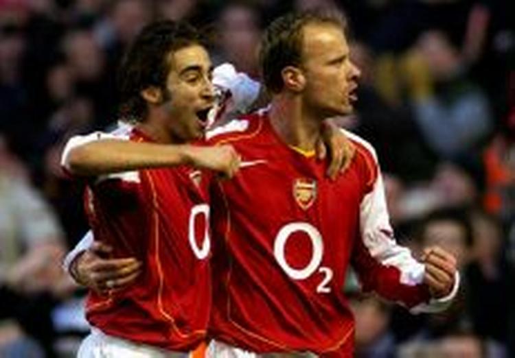 Mathieu Flamini (tv.) jubler sammen med den erfarne målscorer Dennis Bergkamp. - Foto: AP 