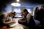 Valgmedarbejder Aako Ali registrerer en irakisk vælger ved det danske valgkontor i Taastrup. Over 5.000 vælgere lod sig registrere i Danmark i weekenden.   Foto: Jens Dresling 