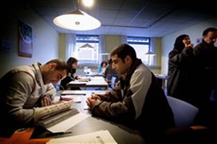 Valgmedarbejder Aako Ali registrerer en irakisk vælger ved det danske valgkontor i Taastrup. Over 5.000 vælgere lod sig registrere i Danmark i weekenden.   Foto: Jens Dresling 