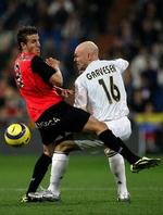 Thomas Gravesen i nærkamp med Mallorca's Luis Garcia. - Foto: AP 
