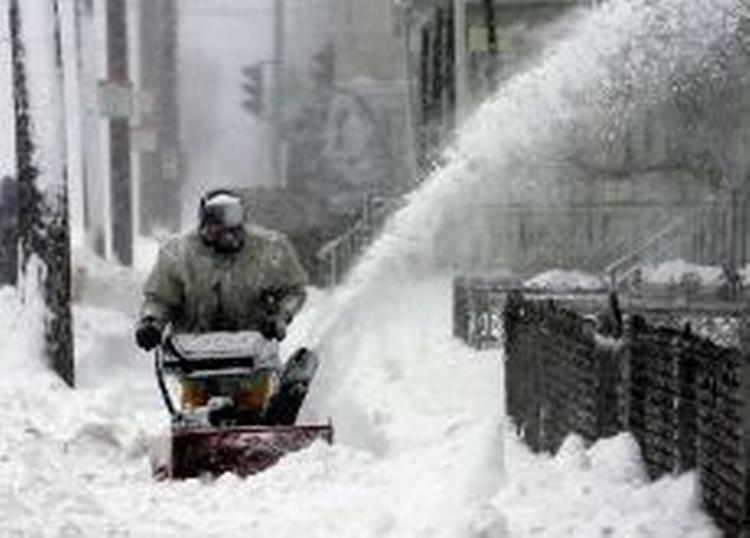 Scott Mangino i Boston bruger tekniske hjælpemidler til at få sneen væk fra fortovet. - Foto: AP 