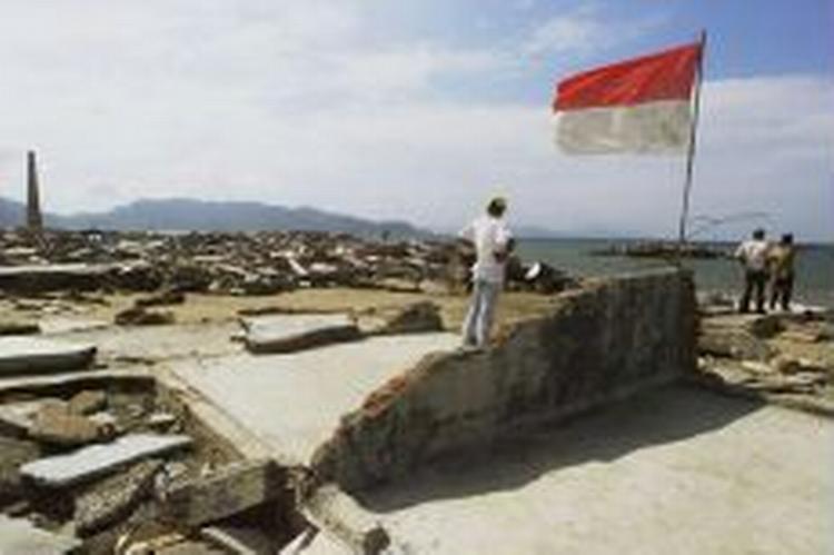 Aceh-provinsen i Indonesien blev hårdest ramt af jordskælvet anden juledag. Nu kommer japanske soldater til hjælp. - Foto: APA! 