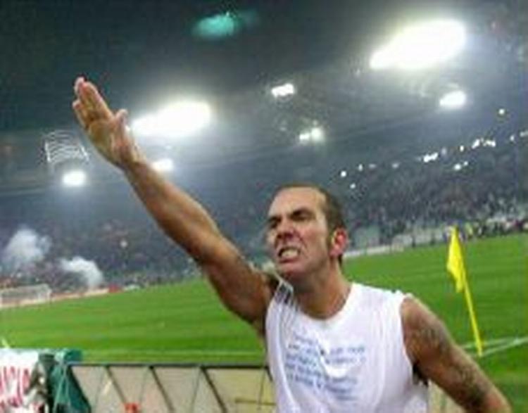 Den her hilsen fra Paolo Di Canio var nok ikke så heldig. - Foto: AP 